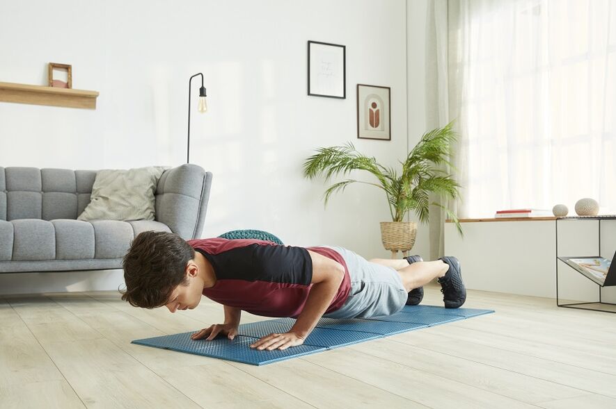 Stanite u plank da biste razradili mišiće štampe i leđa