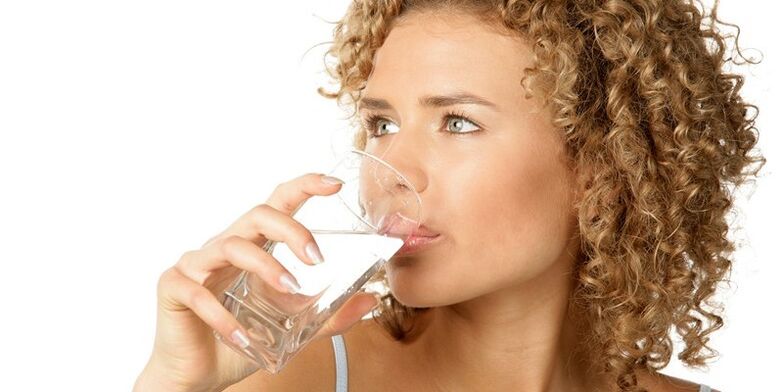Na dijeti za piće morate konzumirati 1, 5 litara prečišćene vode, pored ostalih tečnosti