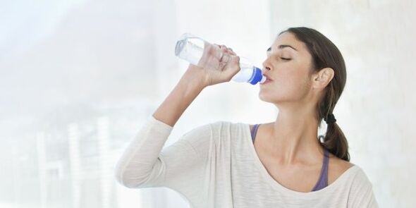 Da biste brzo smršali, potrebno je piti najmanje 2 litre vode dnevno. 