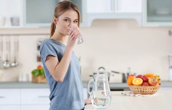 Pijte vodu prije jela za mršavljenje na lijenoj dijeti
